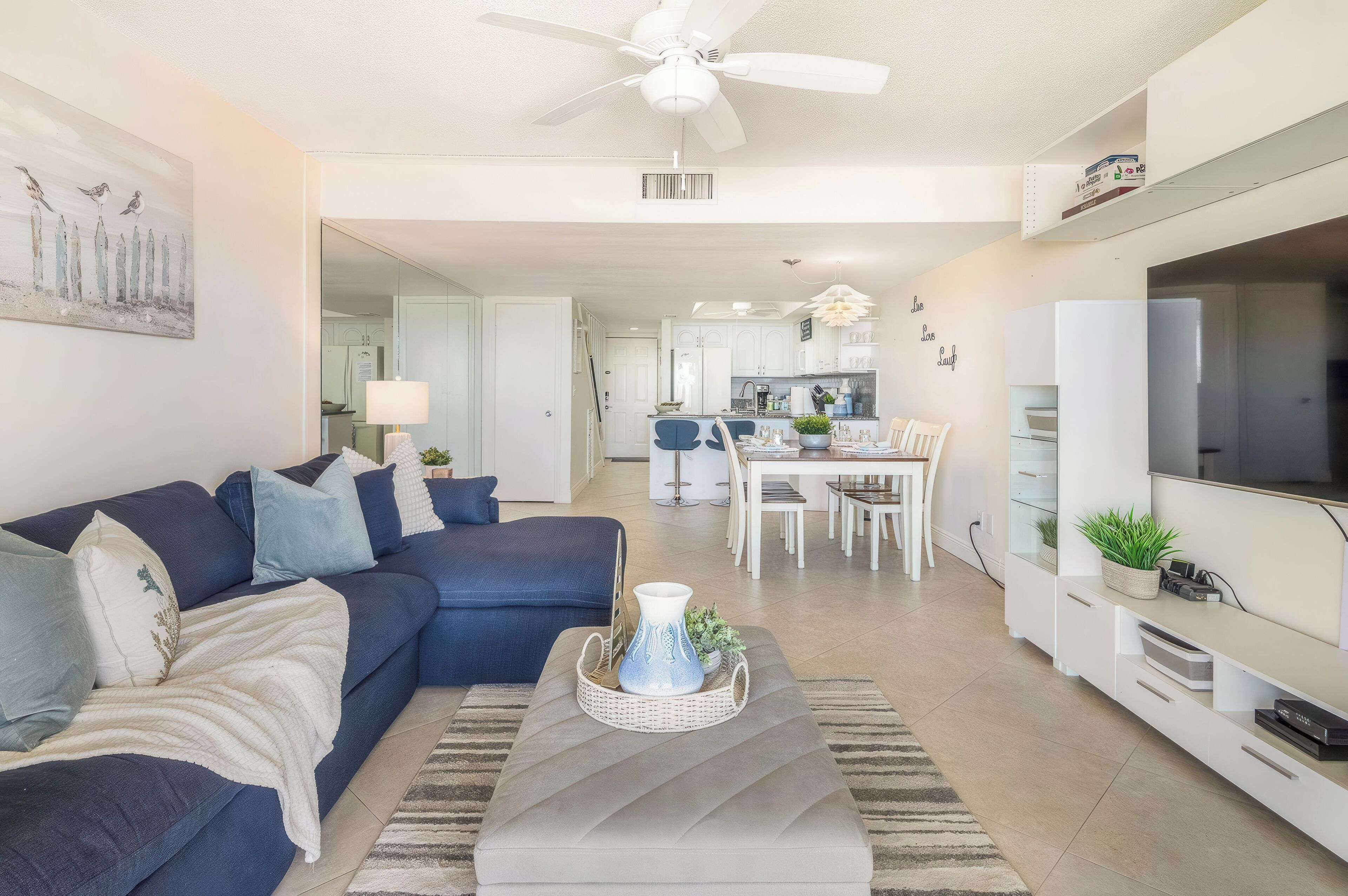Departamento, balcón, vista al océano | Área de sala de estar