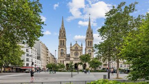 A historic church with twin spires and a large central rose window. - Charming Studio 2P Near Marais-bastille (Paris)