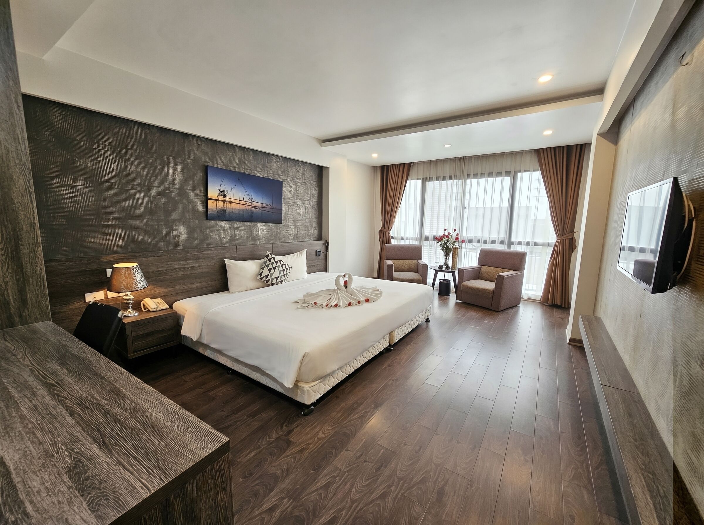 Suite Luxury, vista città | Biancheria da letto ipoallergenica, copriletto in piuma, una scrivania