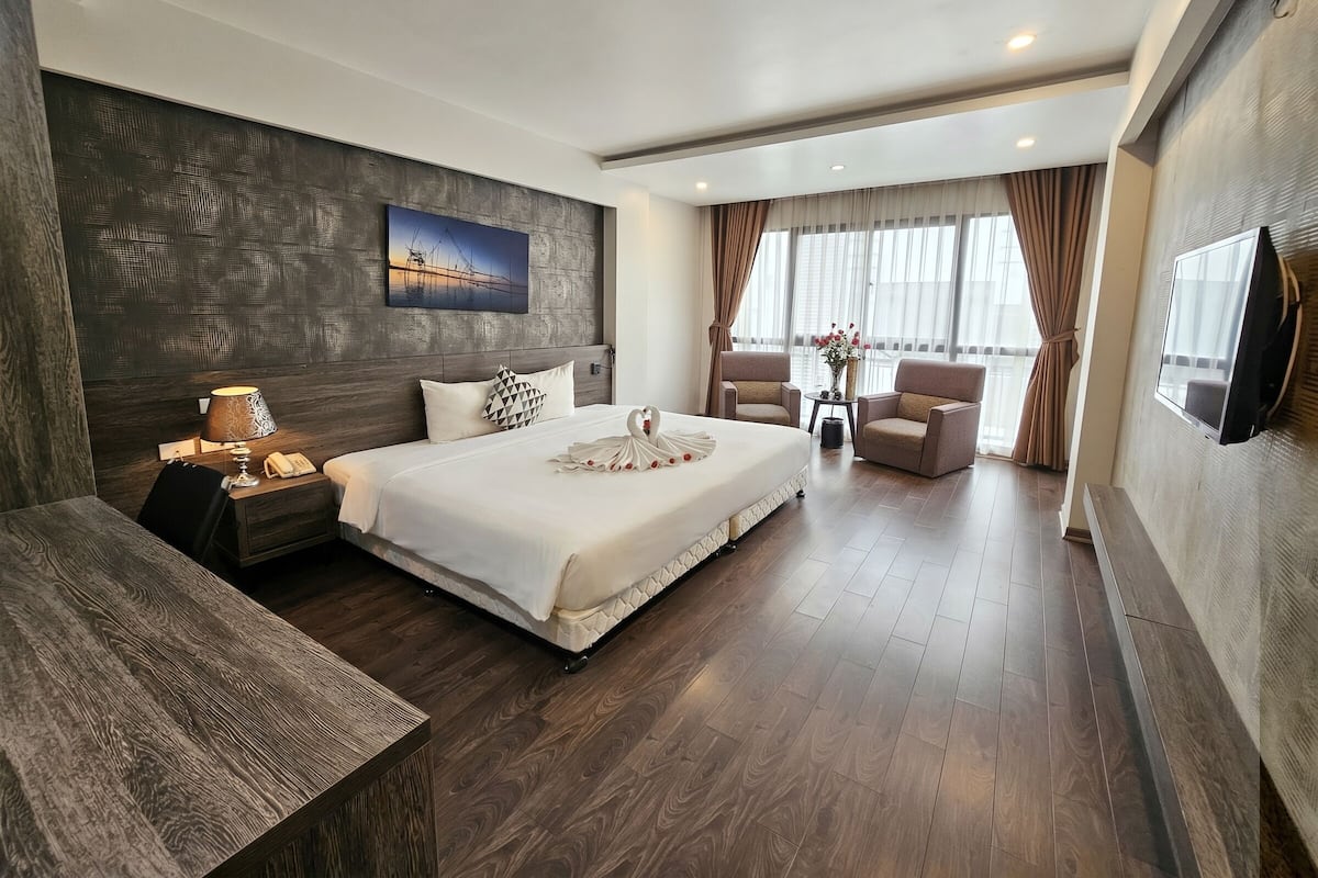 Luxury Suite, City View | Hypo-allergenic bedding, down duvets, desk, laptop workspace