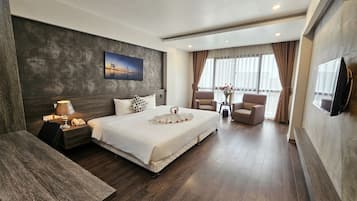 Suite Luxury, vista città | Biancheria da letto ipoallergenica, copriletto in piuma, una scrivania