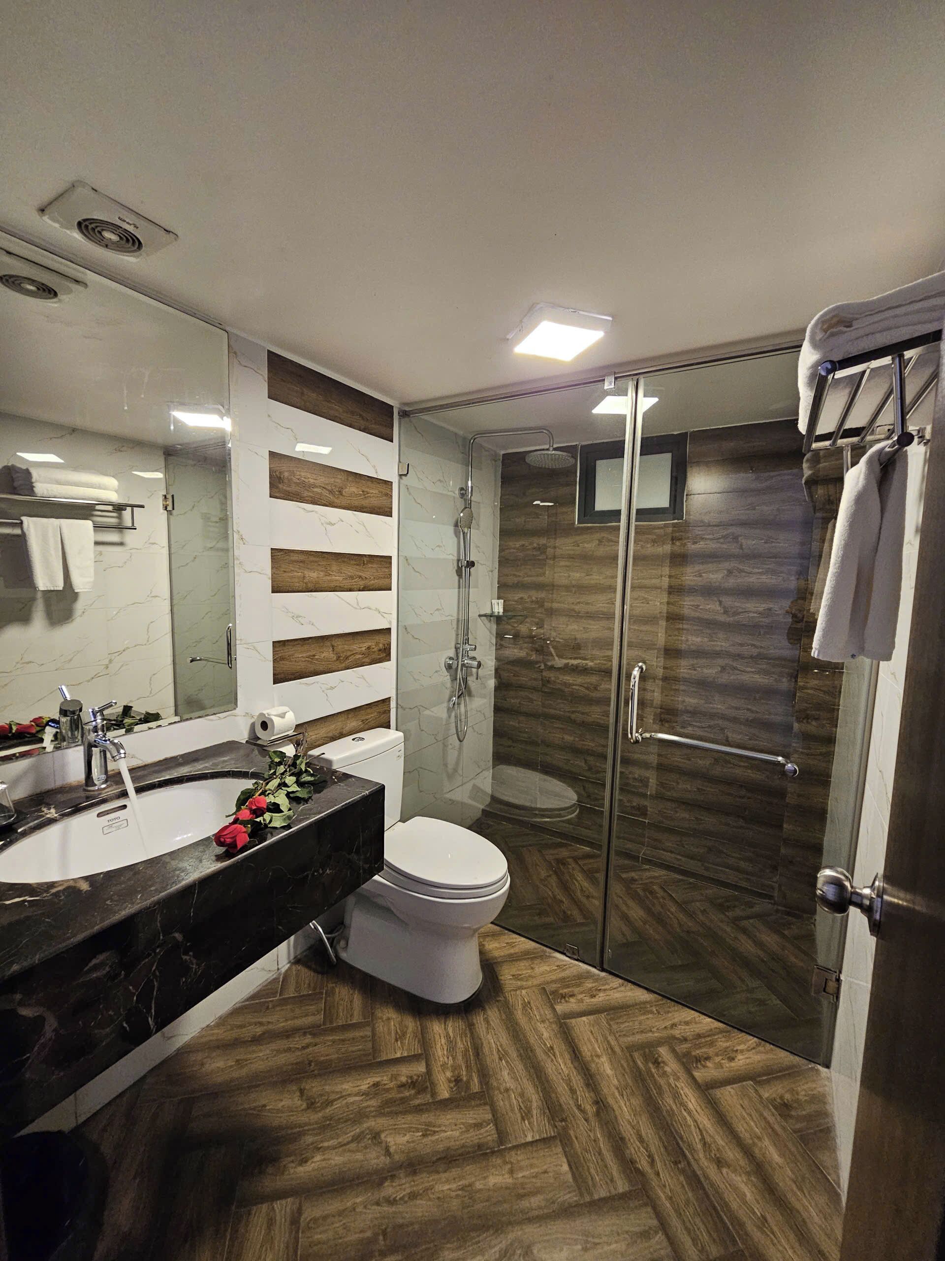 Luxury Suite, City View | Bathroom | Shower, hair dryer, slippers, towels