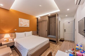 Kamar Double Superior | Meja kerja, ruang kerja ramah laptop, dan tirai kedap cahaya