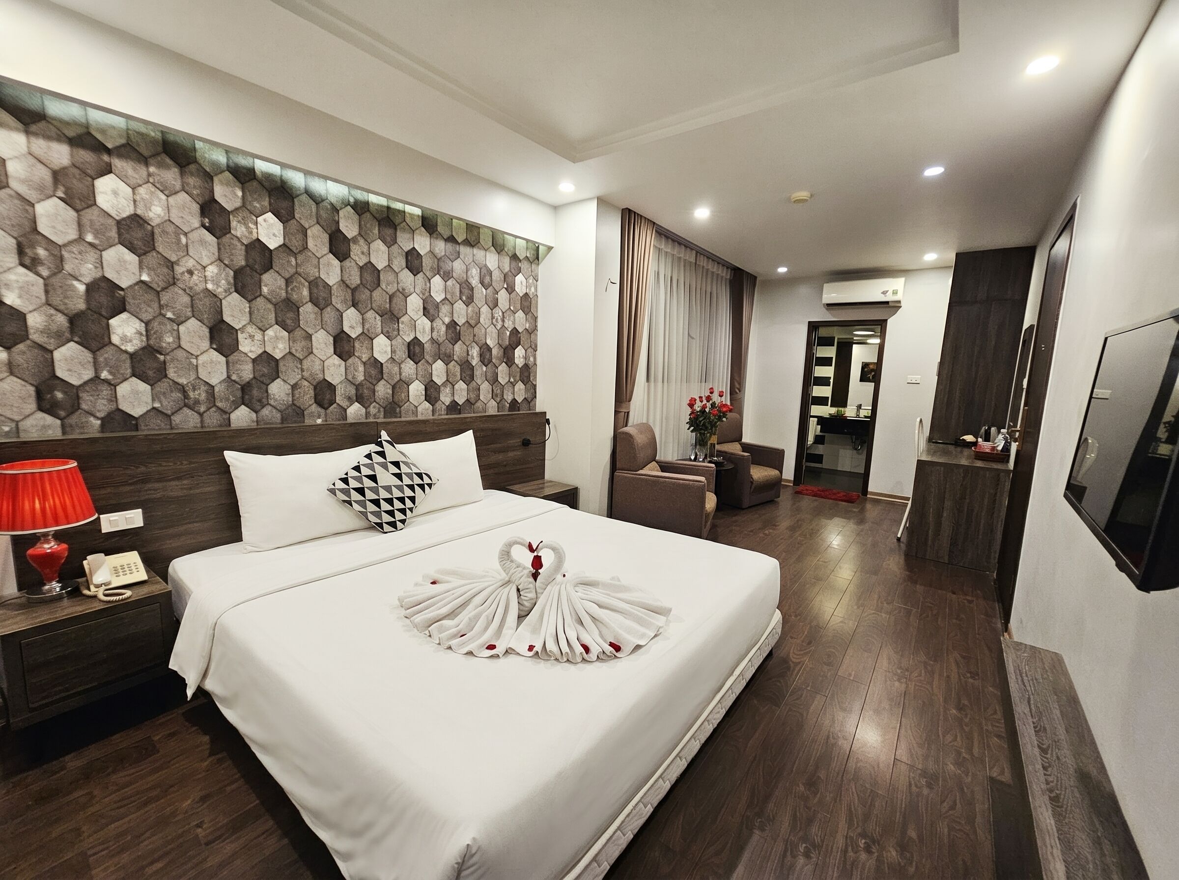 Quarto casal superior | Roupas de cama antialérgicas, edredons de pluma, escrivaninha