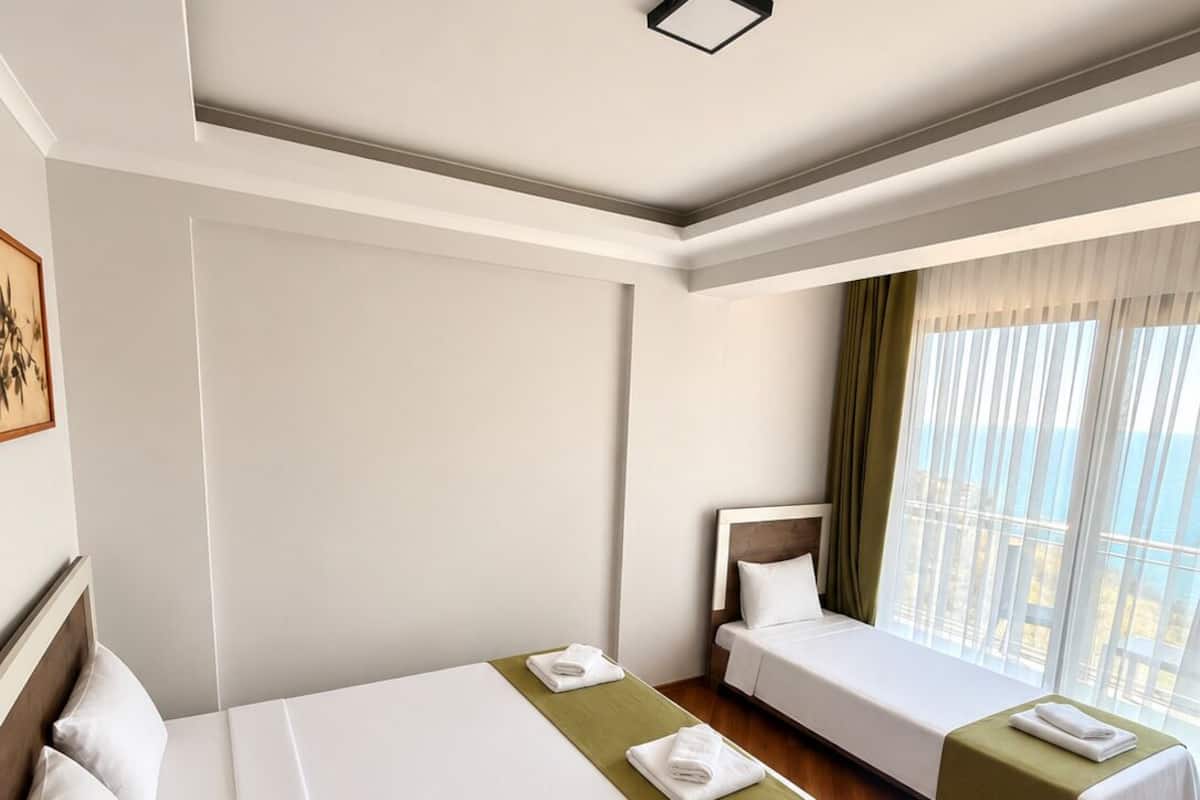 Habitación triple familiar, balcón | Wifi gratis 