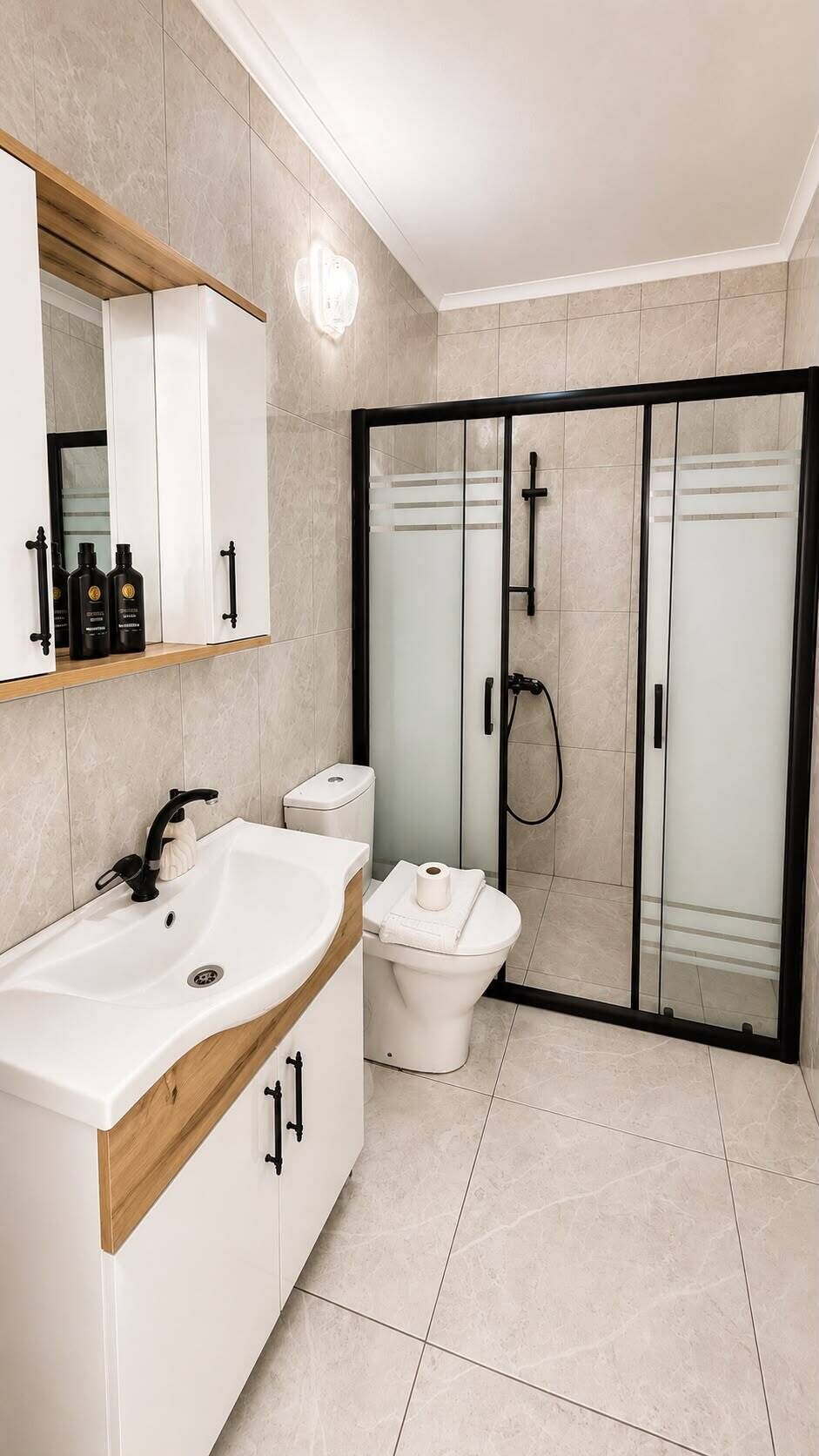 Classic Quadruple Room, Balcony, Sea View | Bilik Mandi | Pancuran mandi, pengering rambut, tuala disediakan, sabun 