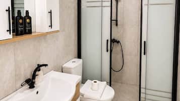 Classic Quadruple Room, Balcony, Sea View | Bilik Mandi | Pancuran mandi, pengering rambut, tuala disediakan, sabun