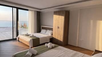 Klassieke vierpersoonskamer, balkon, uitzicht op zee | Gratis wifi