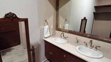 Ducha, secador de pelo, toallas y jabón