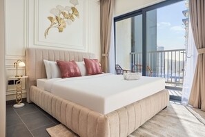 Ein Hotelzimmer mit einem großen Bett, einem Balkon und Blick sowie einem dekorativen Wandbild.