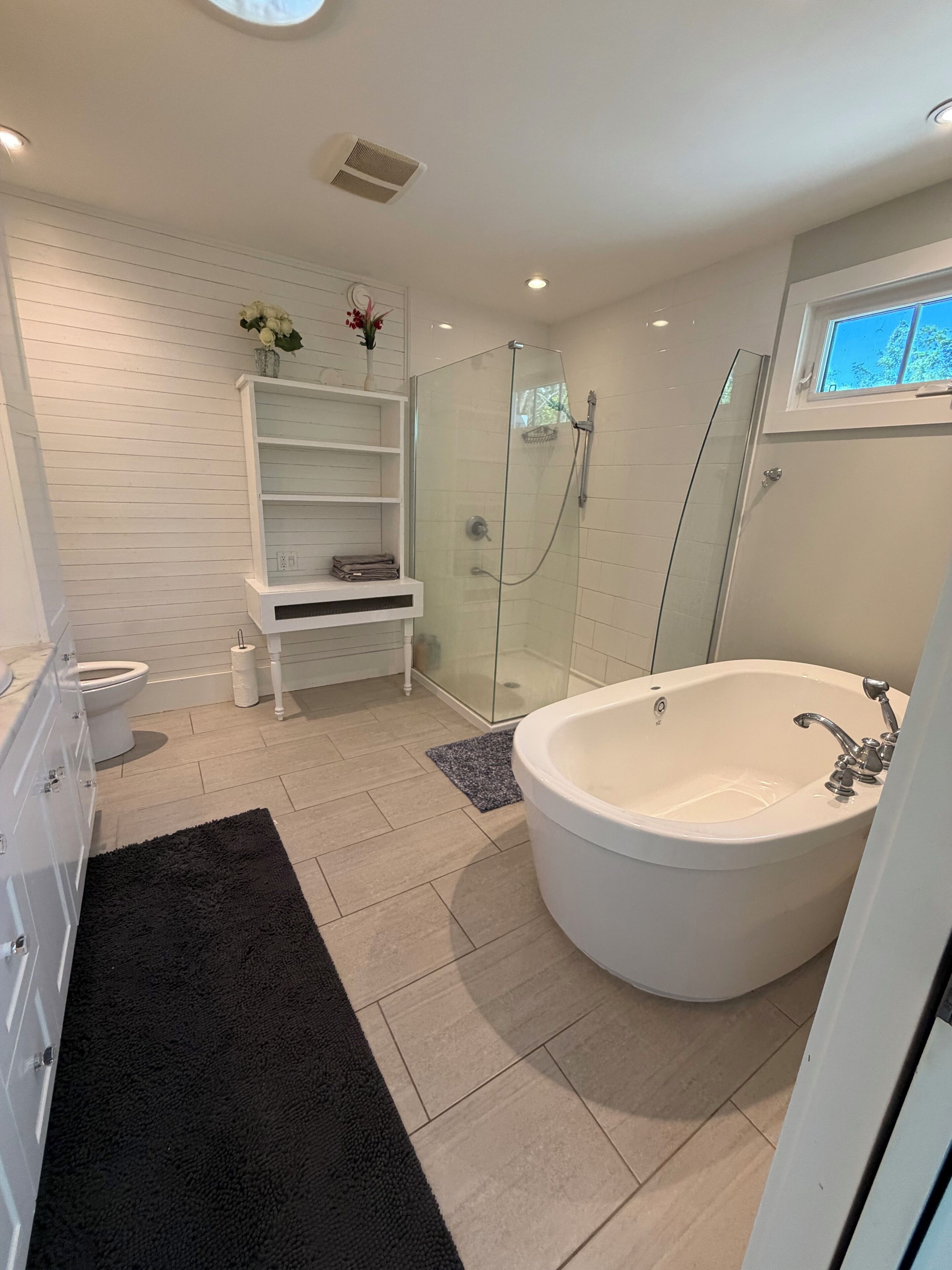 Séchoir à cheveux, bidet, serviettes fournies, savon