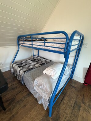 Room - Living in nature with all the beautiful amenities and next to city (Coldwater)