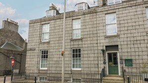 A building with a sign indicating 'Crown Street' and 'Butler's Islander Guest House.' - Pincerna Apartment Suite 1a (Aberdeen)