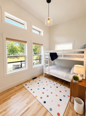 5 bedrooms, WiFi, bed sheets - Sunset House | 5BR City Retreat by Trail (Fredericton)