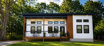 Sunset House | 5BR City Retreat by Trail