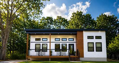 Sunset House | 5BR City Retreat by Trail