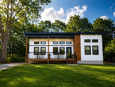 Sunset House | 5BR City Retreat by Trail