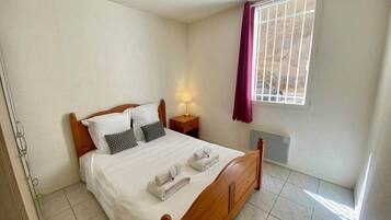 Iron/ironing board, free WiFi, bed sheets