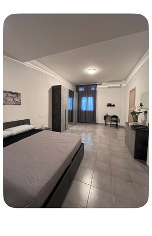 Tabla de planchar con plancha, wifi y ropa de cama 
