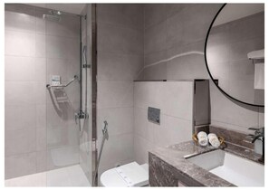 Dusche, kostenlose Toilettenartikel, Haartrockner, Hausschuhe