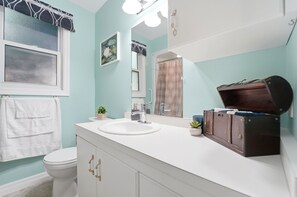 Bathroom - 3-bedroom estate in beautiful Elmira with air conditioning (Elmira)