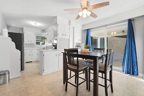 Dining - 3-bedroom estate in beautiful Elmira with air conditioning (Elmira)