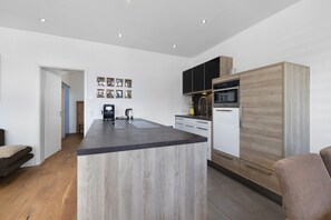 Fridge, microwave, oven, stovetop - Holiday Home 'Haus Hohwieshof' with Private Terrace, Balcony and Wi-Fi (Hohenstein)