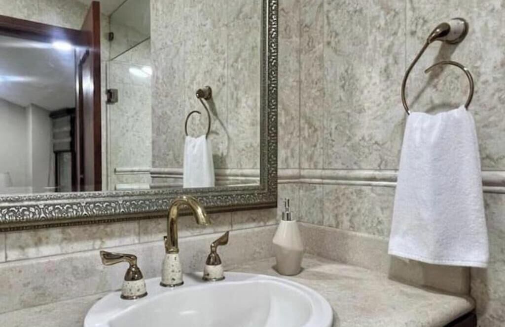 Ducha, secador de pelo, toallas y jabón