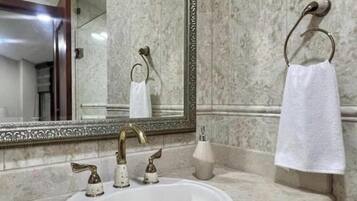 Ducha, secador de pelo, toallas y jabón