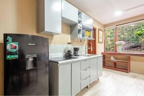 Kühlschrank, Mikrowelle, Herdplatte, Wasserkocher mit Kaffee-/Teezubehör