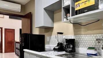 Frigorífico, microondas, placa de cocina y cafetera o tetera