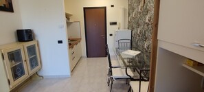 Dining - Apartment 'La Dolce Vacanza' with Private Terrace, Wi-Fi and Air Conditioning (Desenzano del Garda)