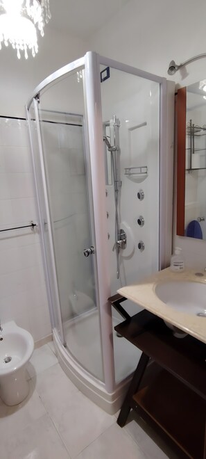 Bathroom - Apartment 'La Dolce Vacanza' with Private Terrace, Wi-Fi and Air Conditioning (Desenzano del Garda)