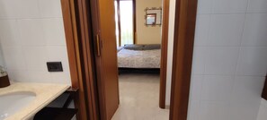 Room - Apartment 'La Dolce Vacanza' with Private Terrace, Wi-Fi and Air Conditioning (Desenzano del Garda)