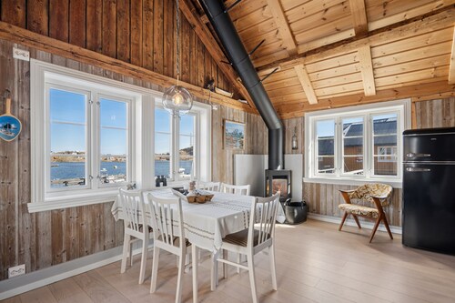 Åsebua - Renovated rorbu with seaview