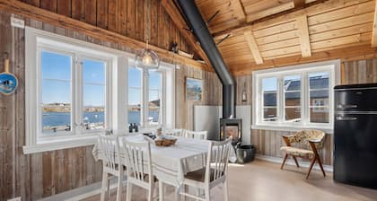 Åsebua - Renovated rorbu with seaview