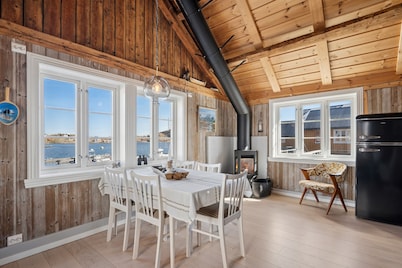Åsebua - Renovated rorbu with seaview