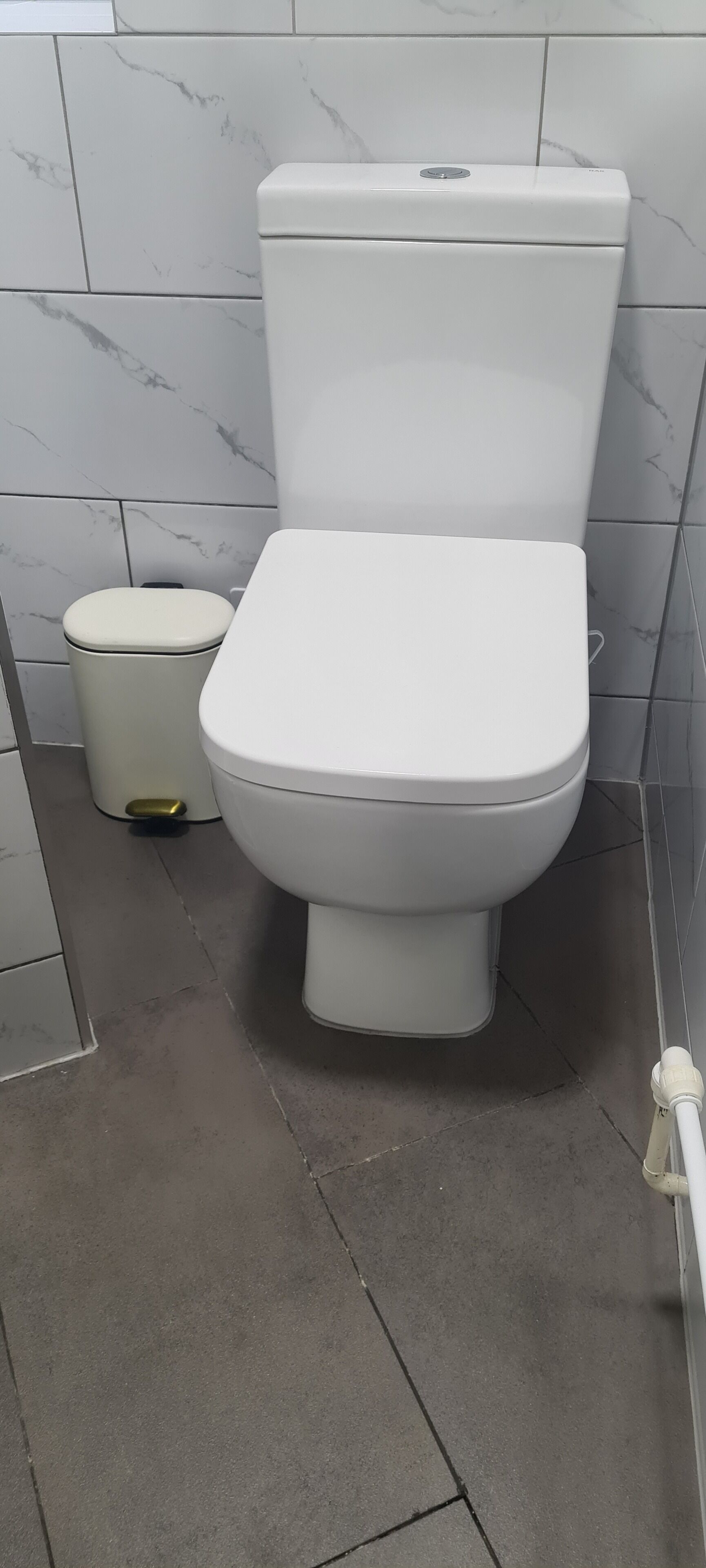 Haartrockner, Handtücher, Seife, Toilettenpapier