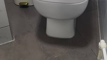 Haartrockner, Handtücher, Seife, Toilettenpapier
