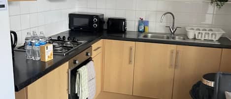Refrigerador, microondas, horno y parrilla de estufa