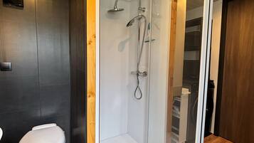 Douche, sèche-cheveux, serviettes fournies