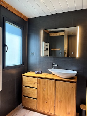 Bathroom - Vrbo Property (ARCIZANS DESSUS)