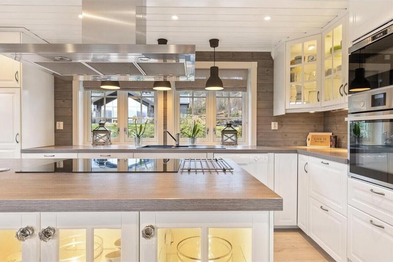 Een microgolfoven, een oven, een vaatwasser