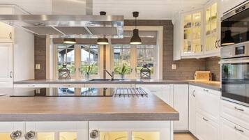 Een microgolfoven, een oven, een vaatwasser
