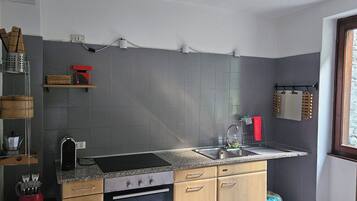 Frigorifero, forno, piano cottura, macchina per tè/caffè