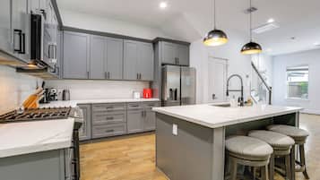 House (3 Bedrooms) | Interior
