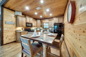 Interior - 4 Mi to Broken Bow Lake! Cozy Retreat w/ Hot Tub (Broken Bow)