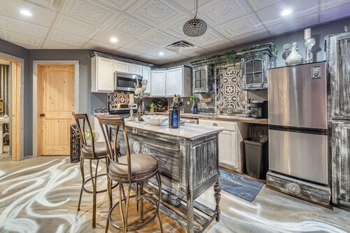 5 Min to Broken Bow Lake! Stylish Retreat w/ Deck