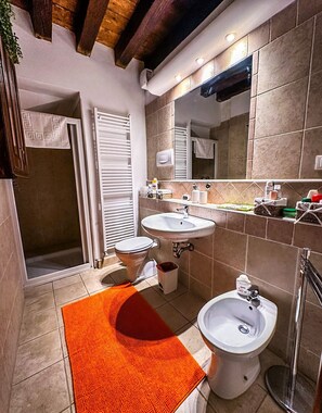 Bidet, jabón, papel de baño 