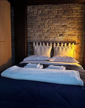 Tabla de planchar con plancha, cuna de viaje, internet y ropa de cama 
